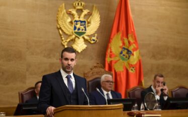 Zemërim në Mal të Zi – Ministrat proserbë bllokojnë regjistrimin…