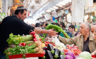 Izraelitët po blejnë masivisht ushqime dhe ujë – përgatitje për…
