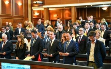 Pas aktgjykimit të Kushtetueses, topi te marrëveshja politike ose presidentja