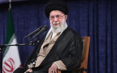 Lideri iranian, Khamenei: Ndërhyrja e SHBA-së do të shkaktojë dëme…