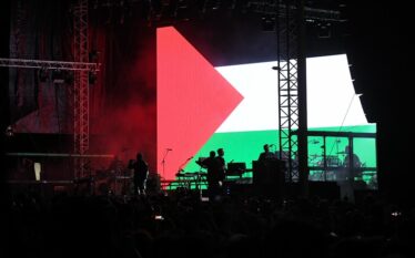 Grupi britanik “Massive Attack” mesazh mbështetjeje për Palestinën në koncertin…