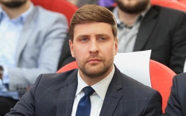 Nënkryetari i Parlamentit të Serbisë bën thirrje për ndalimin e…