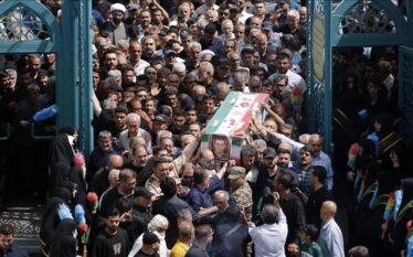 Iran, mbahet ceremonia mortore për anëtarin e Gardës Revolucionare të…