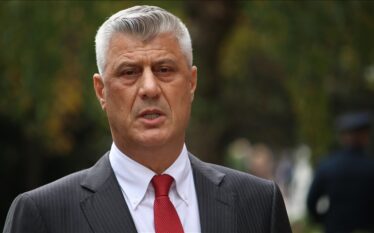 Gjykata Speciale: Ish-presidentit Thaçi dhe të tjerëve u vazhdohet paraburgimi…