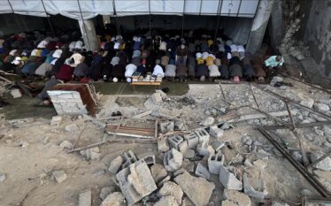 Gaza, palestinezët falën namazin e Bajramit mes rrënojave të xhamisë…