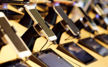 Studimi zbulon se ndalimi i telefonave të mençur në shkollat…