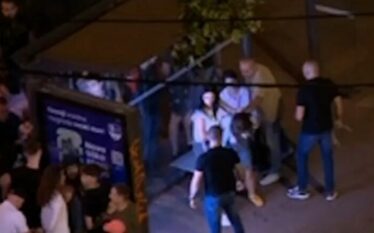 Policia serbe keqtrajton në mënyrën më brutale studenten në Beograd…
