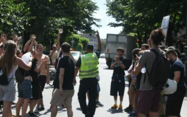 U fut në turmë dhe i bëri protestuesit të besojnë…
