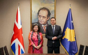 Takimi me emisaren britanike, Abdixhiku flet me të për krizën…