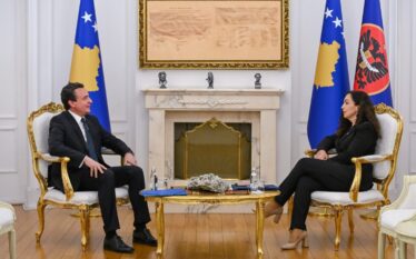Presidentja Osmani takohet me Kurtin, përpjekje për tejkalimin e ngërçit