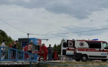 Lëndohet një vajzë në pishinën e Gërmisë, këshilli lokal fajëson…