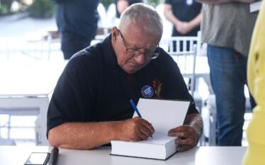 Krimineli i luftës Sheshel në Beograd prezantoi librin “Në Srebrenicë…