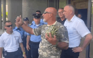 Qytetari me shalqi në dorë proteston para Kuvendit, kritikon Kurtin