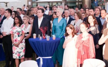 Kurti ishte me bashkëshorten në festën e Ambasadës Amerikane, shprehet…