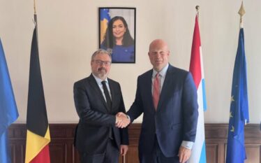 Ambasadori i SHBA’së në NATO shkon për vizitë në Ambasadën…