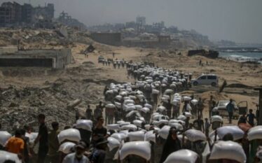 Vriten të paktën 30 palestinezë gjersa po prisnin të merrnin…