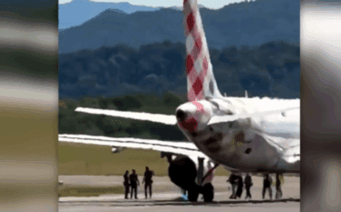 Vdes burri që e ‘përpiu’ motori i aeroplanit në një…