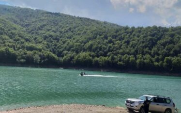 Dyshohet se një person është mbytur në Liqenin e Ujmanit…