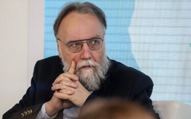 Ideologu rus Aleksandar Dugin ndryshoi qëndrim dhe kritikoi Vuçiçin: “Ai…