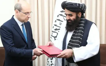 Rusia e njeh zyrtarisht për herë të parë Emiratin Islamik…