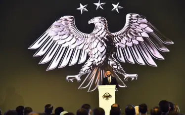 Presidenti sirian prezanton stemën e re të shtetit, të cilën…