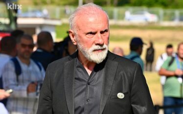 Këngëtari i njohur boshnjak, Dino Merlin, nderoi viktimat e genocidit…