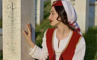 Nejra Liliç në dimije pranë varrit të babait: Trashëgimia jonë…
