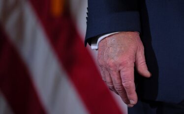Trumpit i ënjtën disa pjesë të trupit, Shtëpia e Bardhë…
