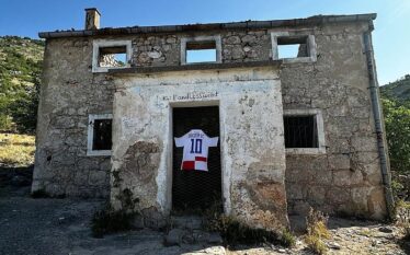Gvardiol vizitoi shtëpinë e Modrić-it që u shkatërrua dhe u…
