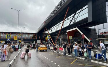 Kaos në Moskë: Mijëra pasagjerë të bllokuar pas sulmit kibernetik…