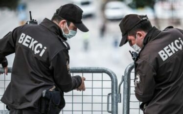 Autoritetet turke në Izmir arrestuan ish-kryebashkiakun dhe 120 anëtarë të…
