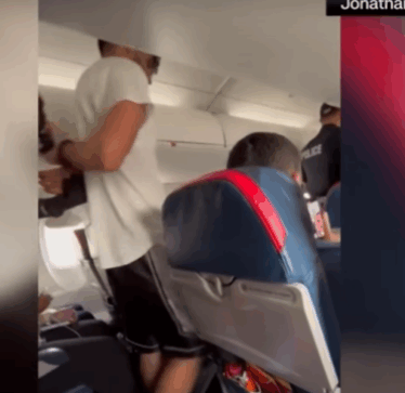 23 vjeçari shqiptar tenton ta hapë derën emergjente në mes të fluturimit, arrestohet pasi aeroplani bën ulje emergjente