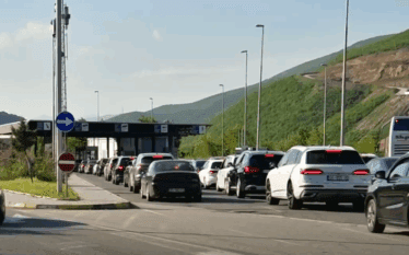 Mbi 3 orë pritjet për të hyrë në Kosovë
