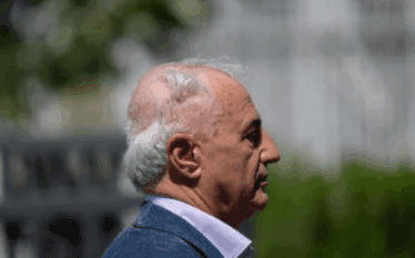 U qeth vet para Kuvendit për të protestuar kundër bllokadës,…