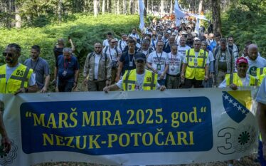 Fillon “Marshimi i Paqes”, mijëra njerëz u bëjnë homazhe viktimave…