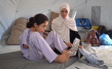 Vogëlushja palestineze përpiqet të mbijetojë pas humbjes së krahëve në…
