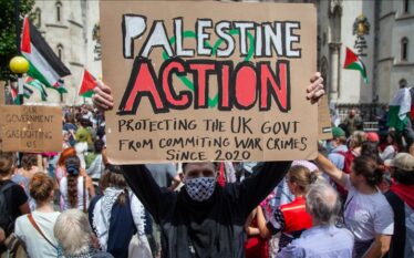 Aktivistët pro-palestinezë protestojnë pranë Gjykatës së Lartë në Londër kundër…