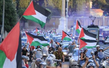 Protestuesit pro-palestinezë tubohen në Romë, kërkojnë që Izraeli të ndërpresë…