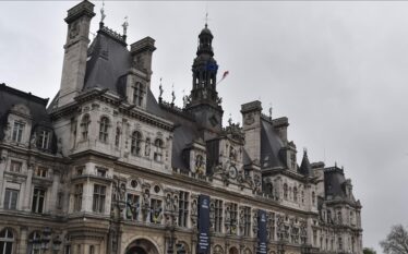 Franca miraton ligjin që zgjat ndalimin e shtetasve të huaj…