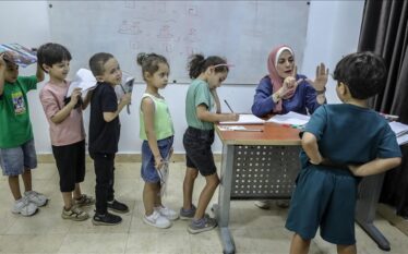 Dy mësuese palestineze po u ofrojnë arsim fëmijëve që emigruan…