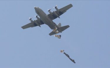 Vazhdon hedhja e ndihmave humanitare nga ajri mbi Gazën e…