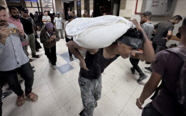 Palestinezët në Gaza rrezikojnë jetën për të arritur ndihmën e…