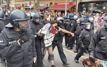 Policia gjermane ndërhyn ashpër në protestën pro‑palestinez në Berlin, arreston…