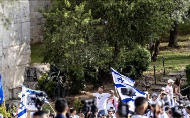 Dhjetëra izraelitë që uzurpojnë tokat palestineze bastisën xhaminë Al-Aksa