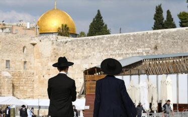Izraelitët që uzurpojnë tokat palestineze bastisin xhaminë Al-Aksa