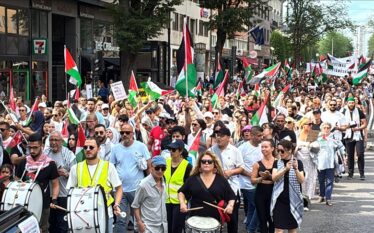 Qindra njerëz protestojnë kundër heshtjes së Suedisë mbi gjenocidin izraelit…