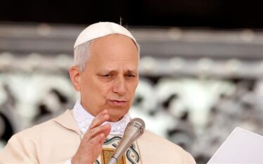 Papa Leoni thirrje kryeministrit izraelit: Duhet të mbrohen vendet e…