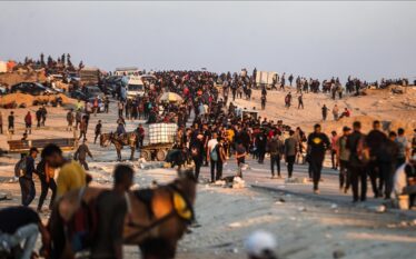 Palestinezët në Gaza vazhdojnë të dynden drejt pikave të ndihmave…
