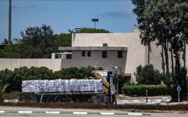 Disa kamionë egjiptianë me ndihma hyjnë në Gaza përmes pikës…