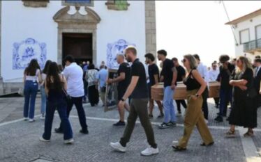 Përfundon ceremonia mortore e Jotas dhe vëllait të tij, arkivolet…
